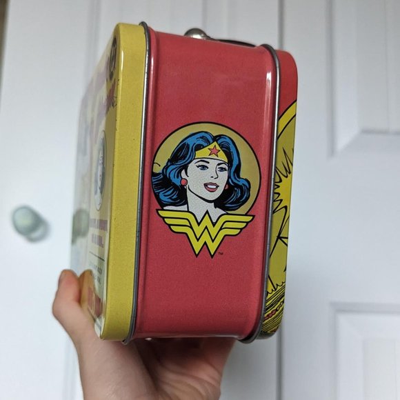 Wonder Woman Metal Lunch Box and Print Set - Picture 5 of 7
